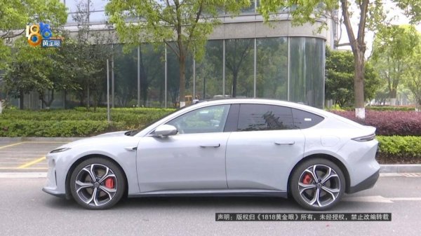 “天降”停车杆砸坏车子，责任五五开，物业：停车杆坏了也五五开一下